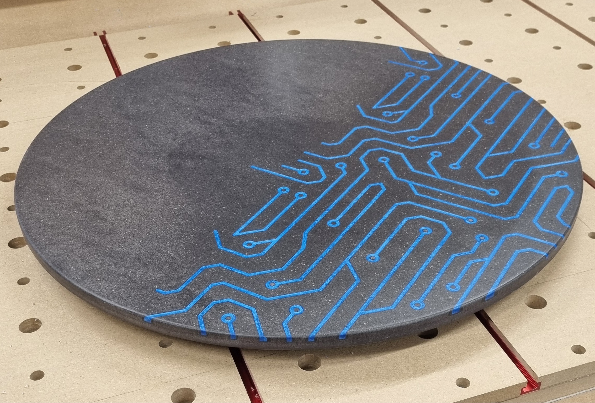 Bordplate med design inspirert av industritype